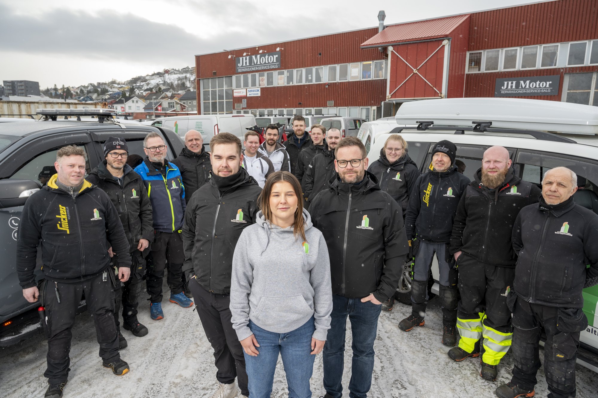 Medarbeiderne samlet utendørs ved arbeidsbilene