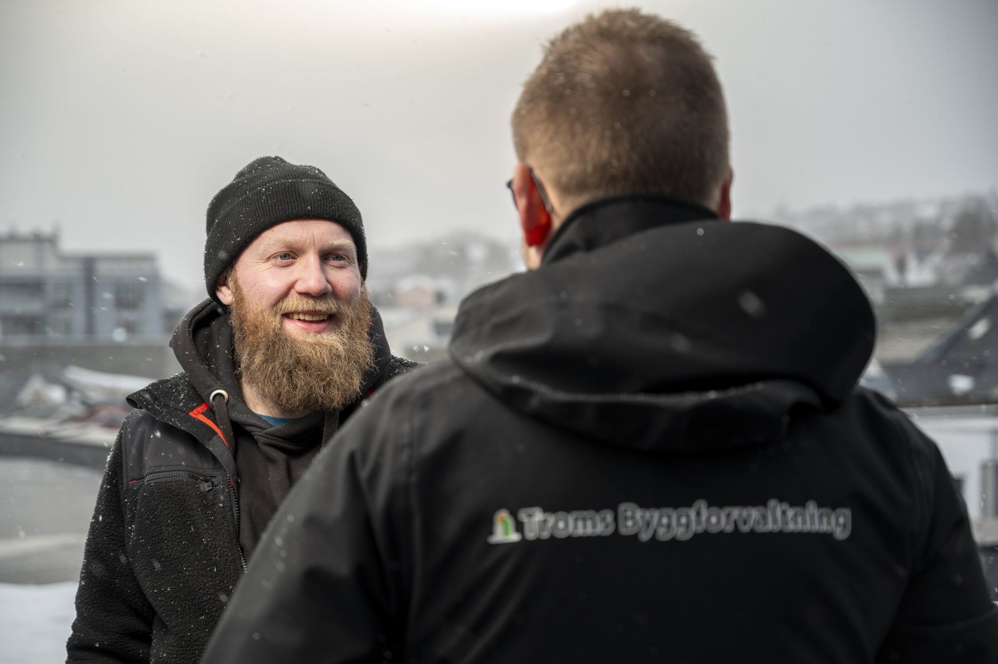 To medarbeidere i samtale ved en eiendom